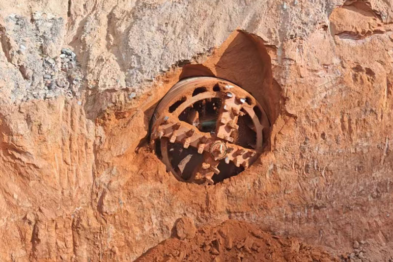 元盾牌管道盾构机----- 在甘肃临夏回族自治州永靖县807米穿山越岭工程精确贯通，无泥水、免注浆技术彰显元盾集团硬实力