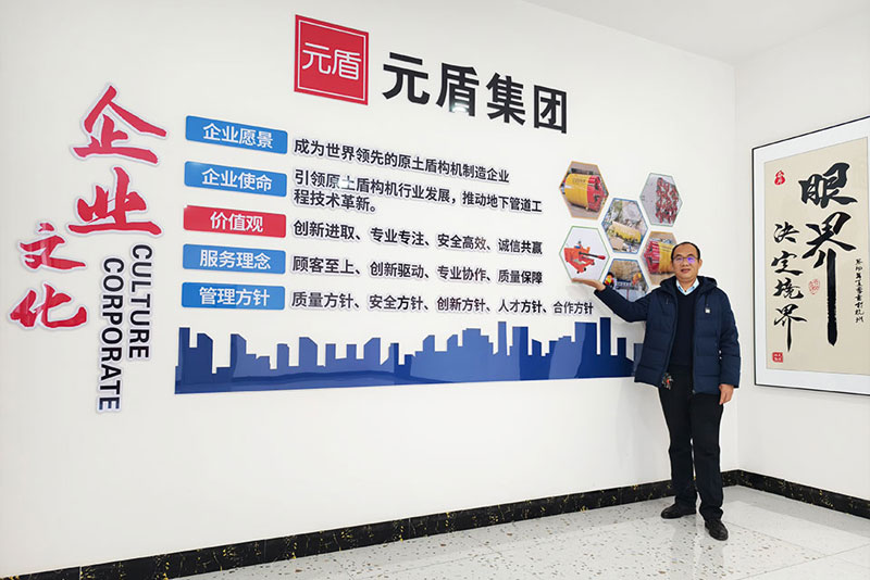 亚春国是潍坊元盾重工集团（元盾集团）创始人、执行董事兼总经理